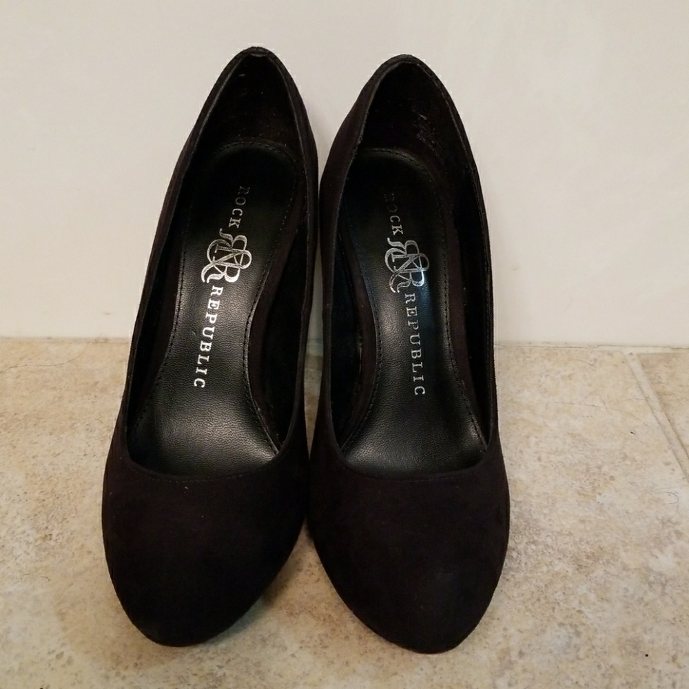 Rock Republic Suede heel pumps